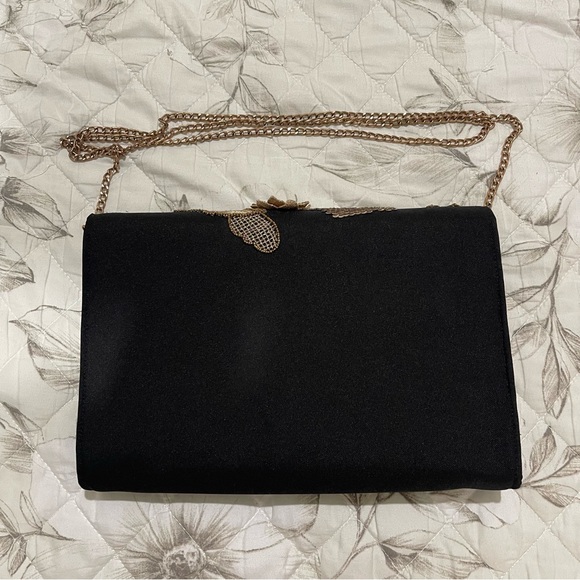 Elegant Black Floral Clutch - Picture 3 of 7